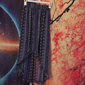 Cute asymmetrical skirt! Unique fit ✨💃